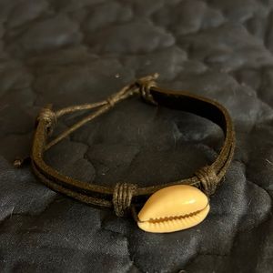 Leather adjustable bracelet w/ seashell